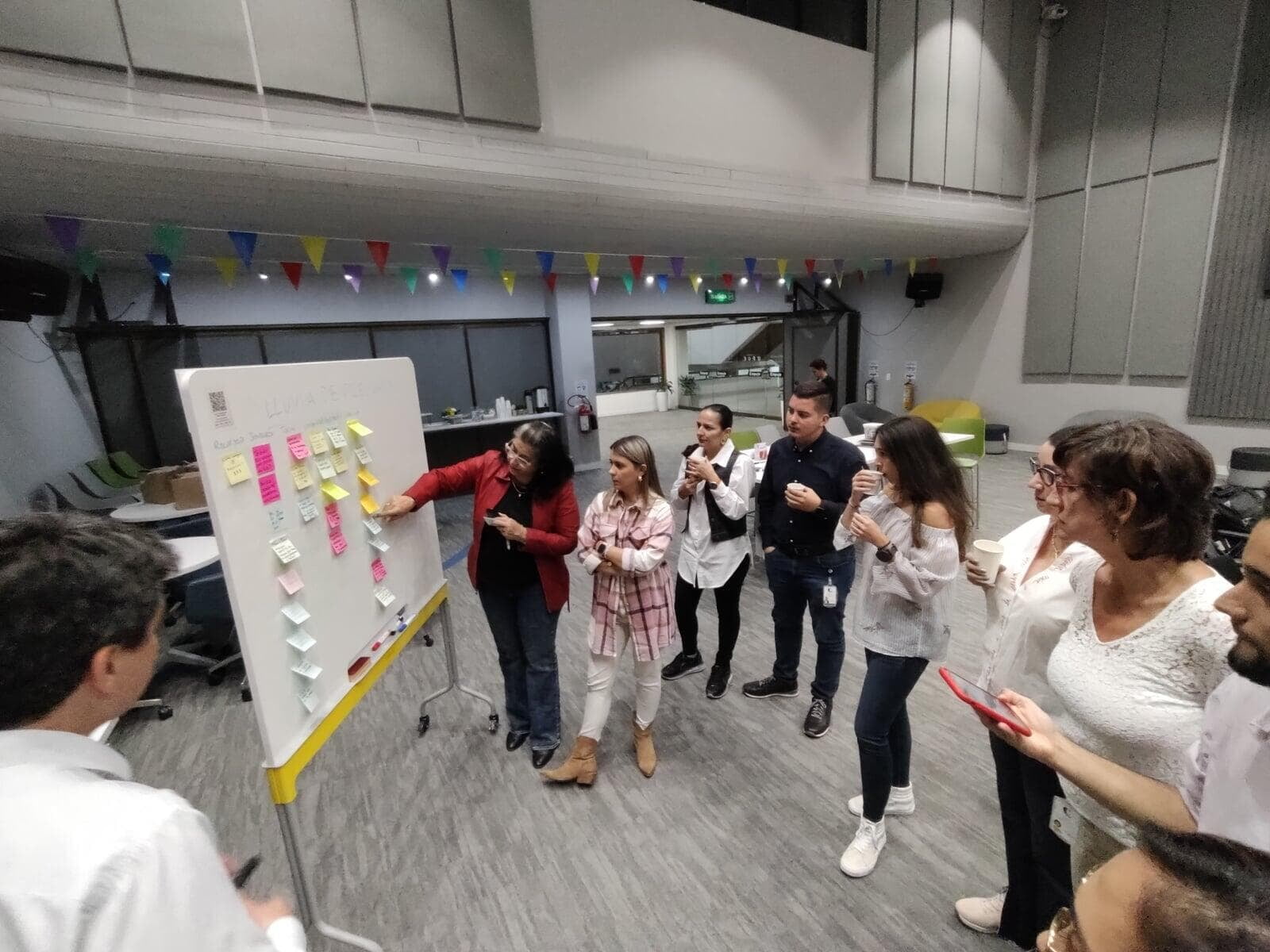 Equipo co-creando estrategia