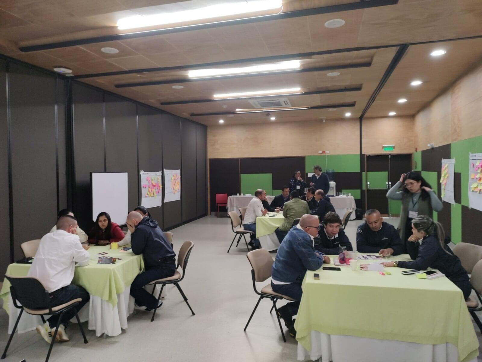 Equipo trabajando en la estrategia